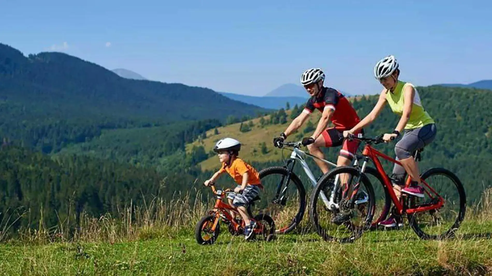 familia en bicicleta